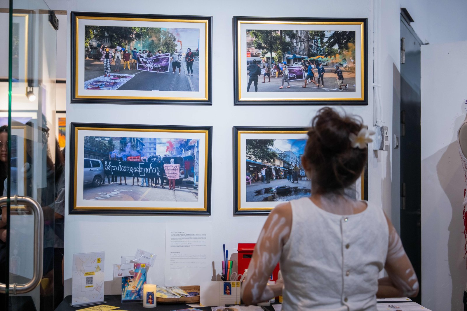 นิทรรศการ “Blooming in Crisis and Uncomfortable Truth in Myanmar” ศิลปะในนิทรรศการนี้ไม่ใช่แค่การบันทึกความโหดร้าย แต่คือการยืนยันศักดิ์ศรีความเป็นมนุษย์ และเสียงของประชาชนเมียนมาที่ยังคงลุกขึ้นสู้